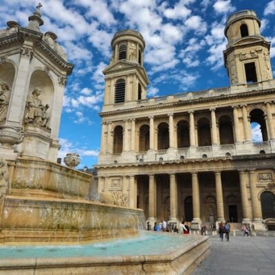 Vue de l’église Saint-Sulpice et de sa fontaine, un monument incontournable du 6ᵉ arrondissement de Paris.