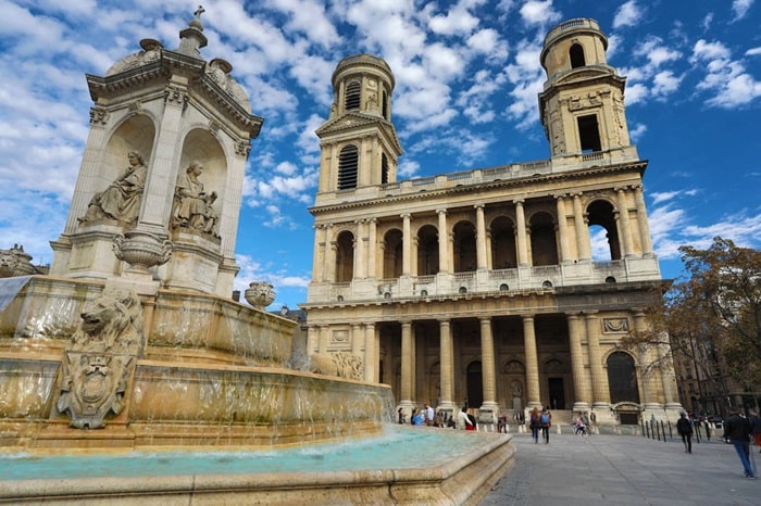 Vue de l’église Saint-Sulpice et de sa fontaine, un monument incontournable du 6ᵉ arrondissement de Paris.