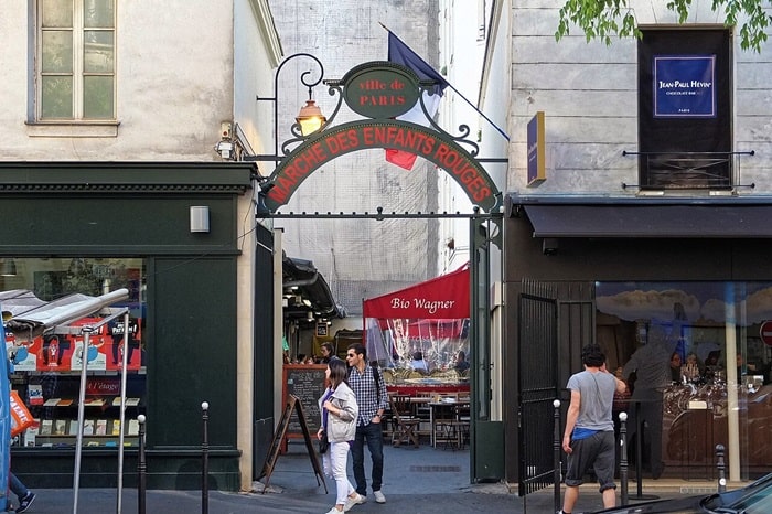 Entrée du Marché des Enfants-Rouges à Paris, un lieu emblématique du 3ᵉ arrondissement, idéal pour ceux en quête d'un cadre de vie animé et authentique.