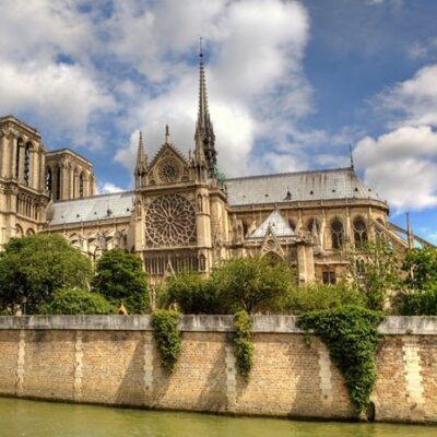 Vue sur la cathédrale Notre-Dame de Paris depuis la Seine, emblème historique du 4ᵉ arrondissement, idéal pour un projet immobilier au cœur de Paris.
