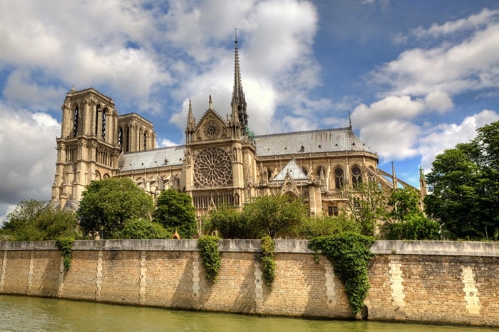 Vue sur la cathédrale Notre-Dame de Paris depuis la Seine, emblème historique du 4ᵉ arrondissement, idéal pour un projet immobilier au cœur de Paris.