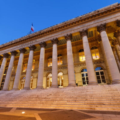 Le Palais Brongniart, ancien siège de la Bourse de Paris, un lieu emblématique du 2ᵉ arrondissement, idéal pour une recherche immobilière prestigieuse avec Early Birds Paris.