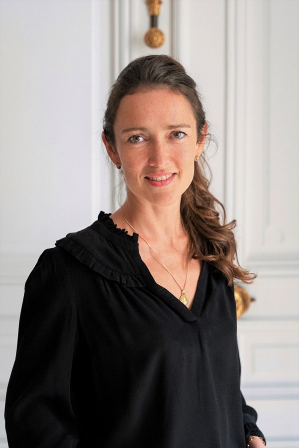 portrait d'une chasseuse immobilière experte à paris et dans les hauts de seine early birds paris laure min