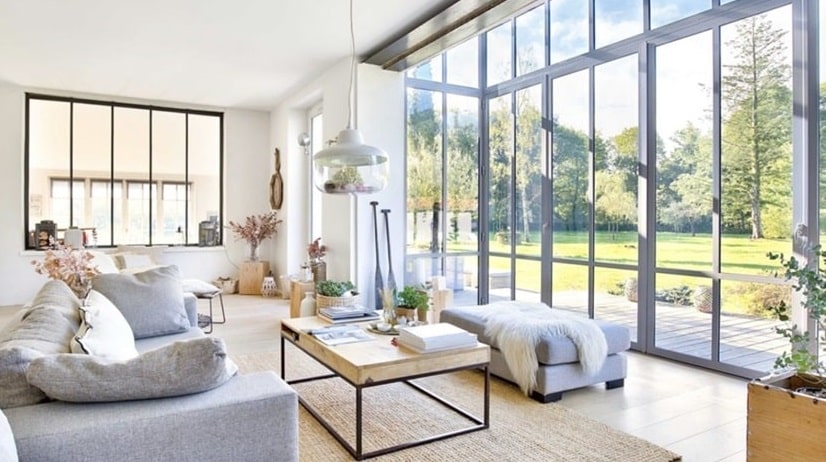 salon lumineux avec vue sur jardin un exemple d'investissement en sci min