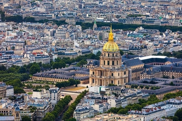 Vue aérienne des Invalides à Paris, avec son dôme doré, au cœur du prestigieux 7ᵉ arrondissement.