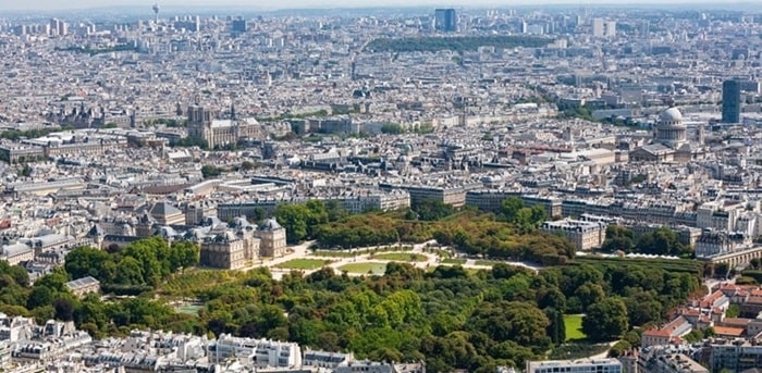 Vue aérienne des Jardins du Luxembourg à Paris, entourés des monuments emblématiques du 6ᵉ arrondissement.