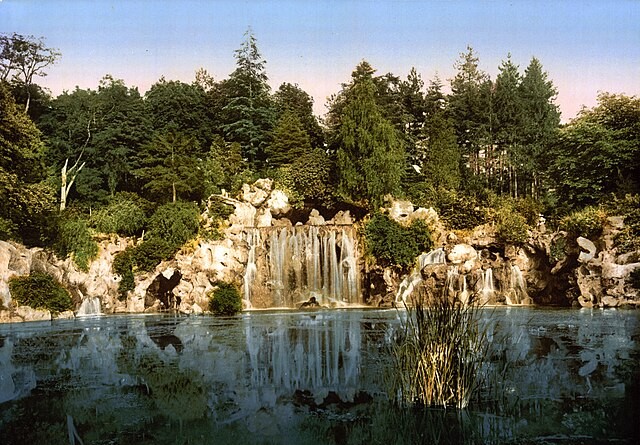 Cascade du Bois de Boulogne près de Neuilly-sur-Seine, un espace naturel très prisé des familles et des acheteurs ; illustration utilisée par un chasseur immobilier pour montrer la qualité de vie à Neuilly.