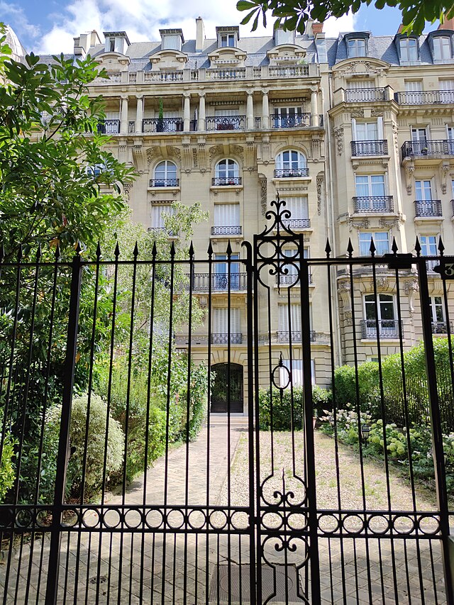 boulevard d’inkermann à neuilly sur seine immeuble de prestige et jardin paysager