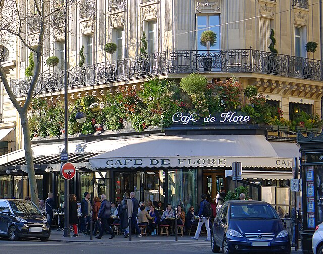 Le Café de Flore à Saint-Germain-des-Prés, lieu emblématique du 6e arrondissement.
