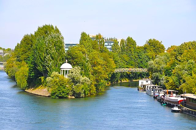 Vue de l’Île de la Jatte à Neuilly-sur-Seine, un quartier recherché pour son cadre naturel et ses logements tranquilles ; photo utilisée par un chasseur immobilier pour illustrer la qualité de vie à Neuilly.