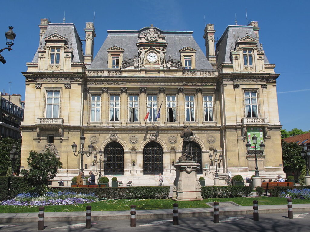 Façade de la mairie de Neuilly-sur-Seine, bâtiment emblématique du centre-ville, photographie utilisée par un chasseur immobilier pour illustrer le cadre de vie à Neuilly.