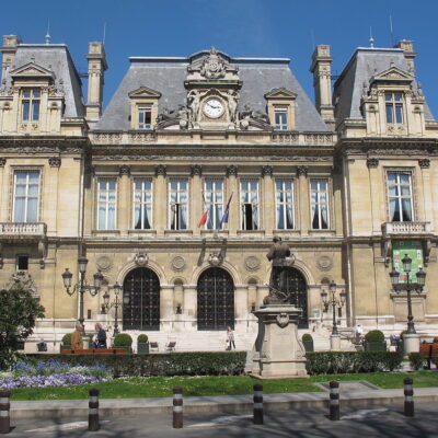 Façade de la mairie de Neuilly-sur-Seine, bâtiment emblématique du centre-ville, photographie utilisée par un chasseur immobilier pour illustrer le cadre de vie à Neuilly.