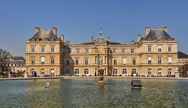 Façade du Palais du Luxembourg et bassin, au cœur du 6e arrondissement de Paris.