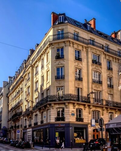 Rue Truffaut et rue des Moines aux Batignolles, rues commerçantes animées avec boutiques, cafés et ambiance de village