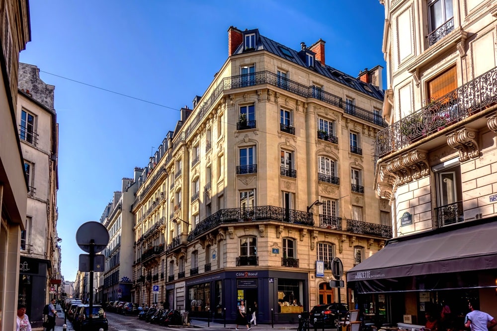 Rue Truffaut et rue des Moines aux Batignolles, rues commerçantes animées avec boutiques, cafés et ambiance de village