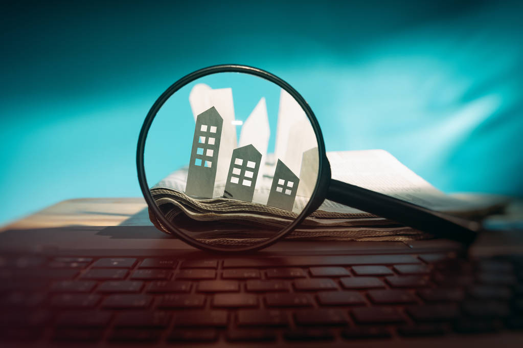 Vérification d’un appartement à distance, illustrée par une loupe observant des maisons symboliques.