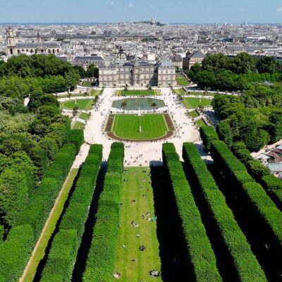 Vue aérienne du Jardin du Luxembourg et du palais, au cœur du 6e arrondissement de Paris.
