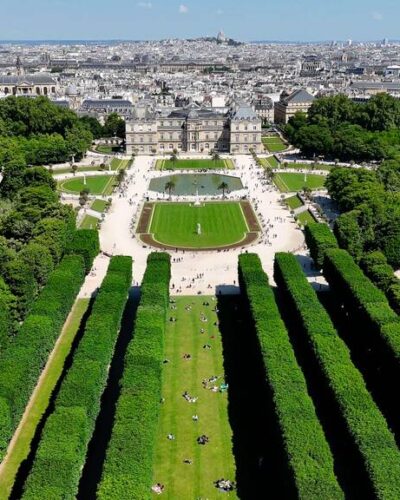Vue aérienne du Jardin du Luxembourg et du palais, au cœur du 6e arrondissement de Paris.