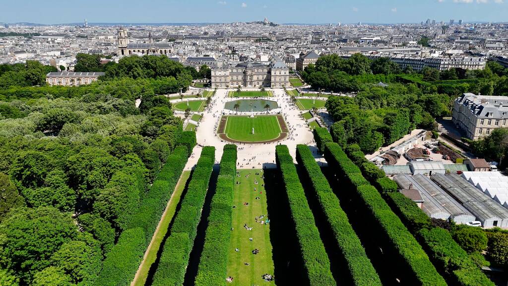 Vue aérienne du Jardin du Luxembourg et du palais, au cœur du 6e arrondissement de Paris.