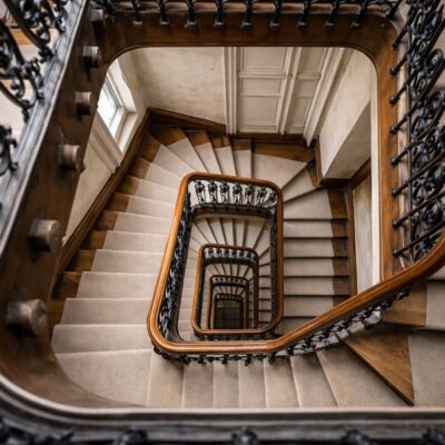 cEscalier en bois dans un immeuble ancien à Paris sans ascenseur