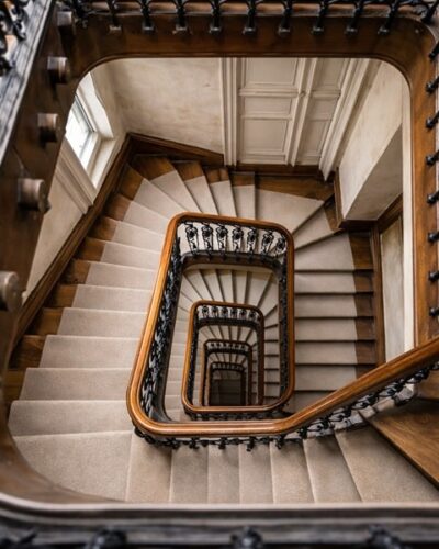 cEscalier en bois dans un immeuble ancien à Paris sans ascenseur