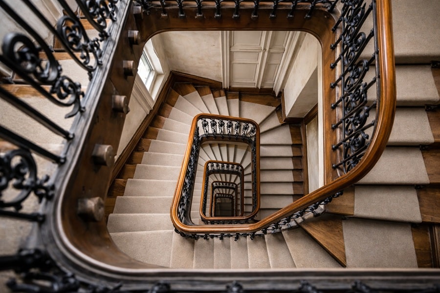 cEscalier en bois dans un immeuble ancien à Paris sans ascenseur