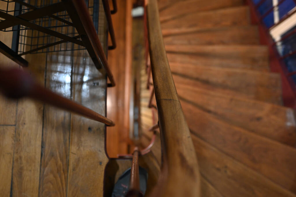 cage d’escalier dans un immeuble parisien sans ascenseur