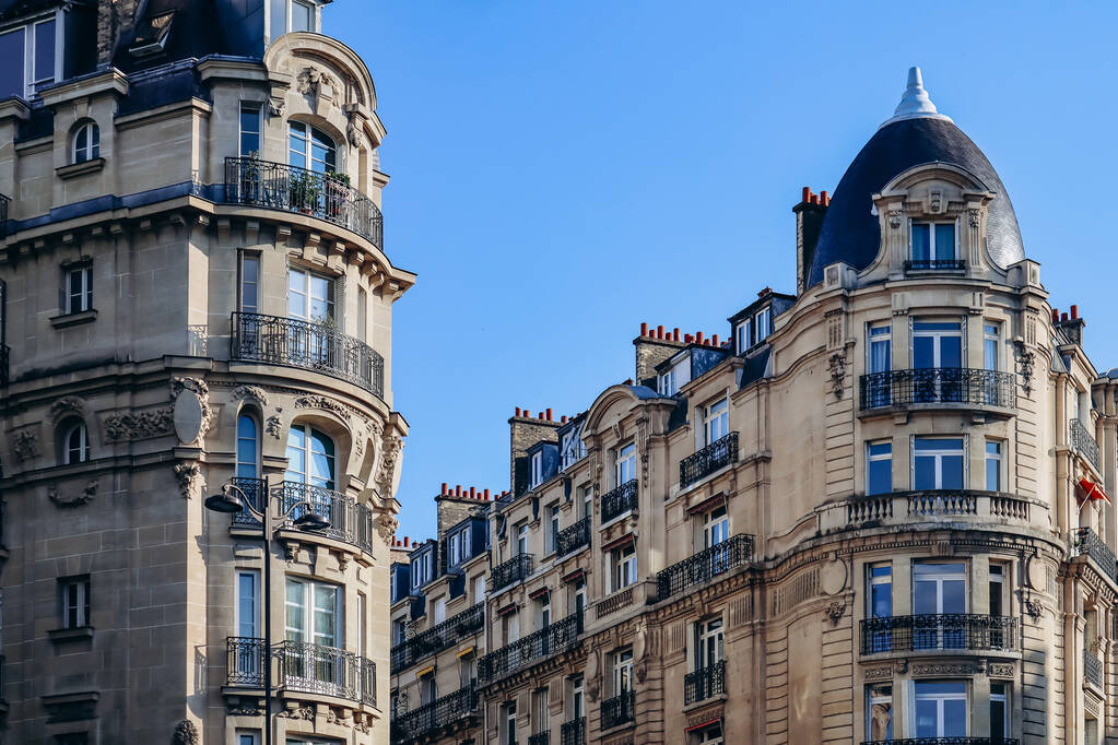 immeuble haussmannien d’angle et derniers étages à paris