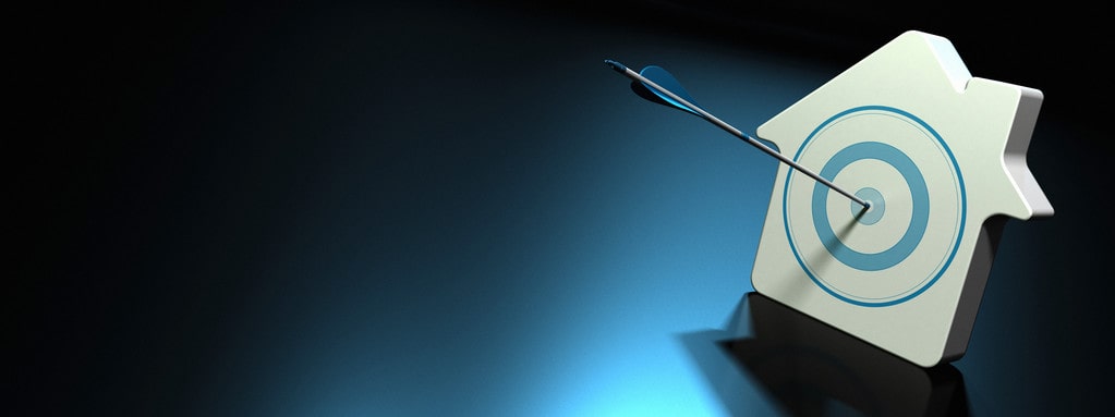 Illustration conceptuelle du rôle du chasseur immobilier : une maison symbolique transformée en cible, atteinte en plein centre par une flèche, représentant la précision et la sécurisation d’un projet immobilier.