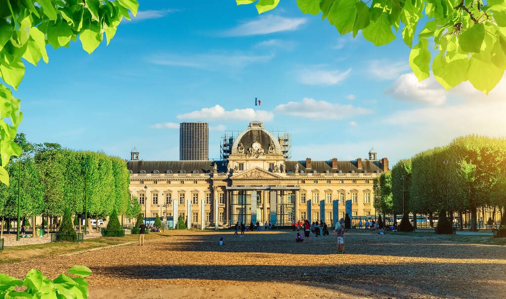 Vue de l’École Militaire depuis le Champ-de-Mars dans le 7ᵉ arrondissement de Paris