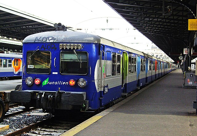 Train Transilien reliant Paris à la première couronne pour les trajets domicile-travail