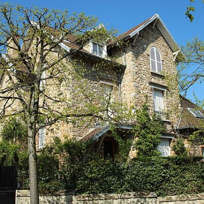 Maison en meulière en première couronne parisienne, architecture traditionnelle avec jardin, caractéristique des quartiers résidentiels autour de Paris.