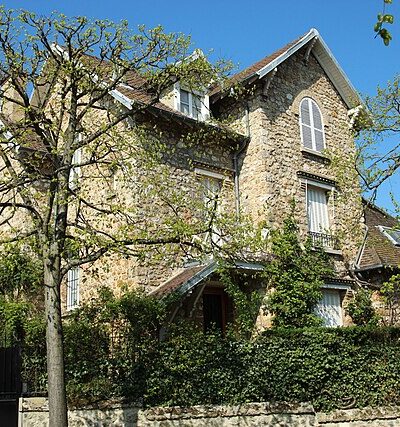 Maison en meulière en première couronne parisienne, architecture traditionnelle avec jardin, caractéristique des quartiers résidentiels autour de Paris.