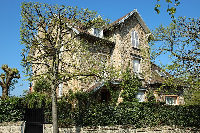 Maison en meulière en première couronne parisienne, architecture traditionnelle avec jardin, caractéristique des quartiers résidentiels autour de Paris.