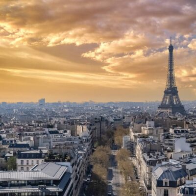 Acheter depuis une autre ville à Paris : vue aérienne des immeubles haussmanniens autour de la Tour Eiffel