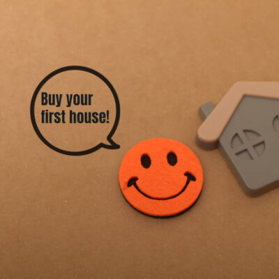 Jeunes primo-accédants devant immeuble parisien lors de l'achat de leur premier appartement