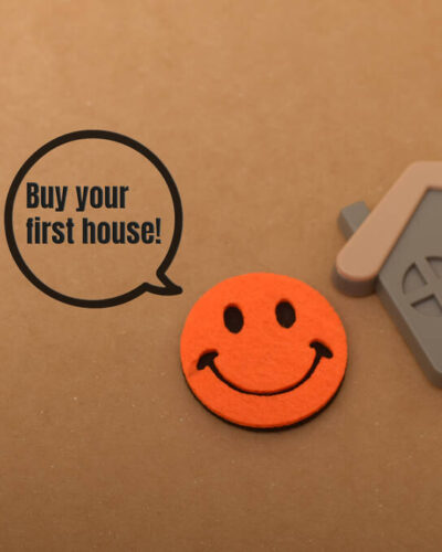 Jeunes primo-accédants devant immeuble parisien lors de l'achat de leur premier appartement