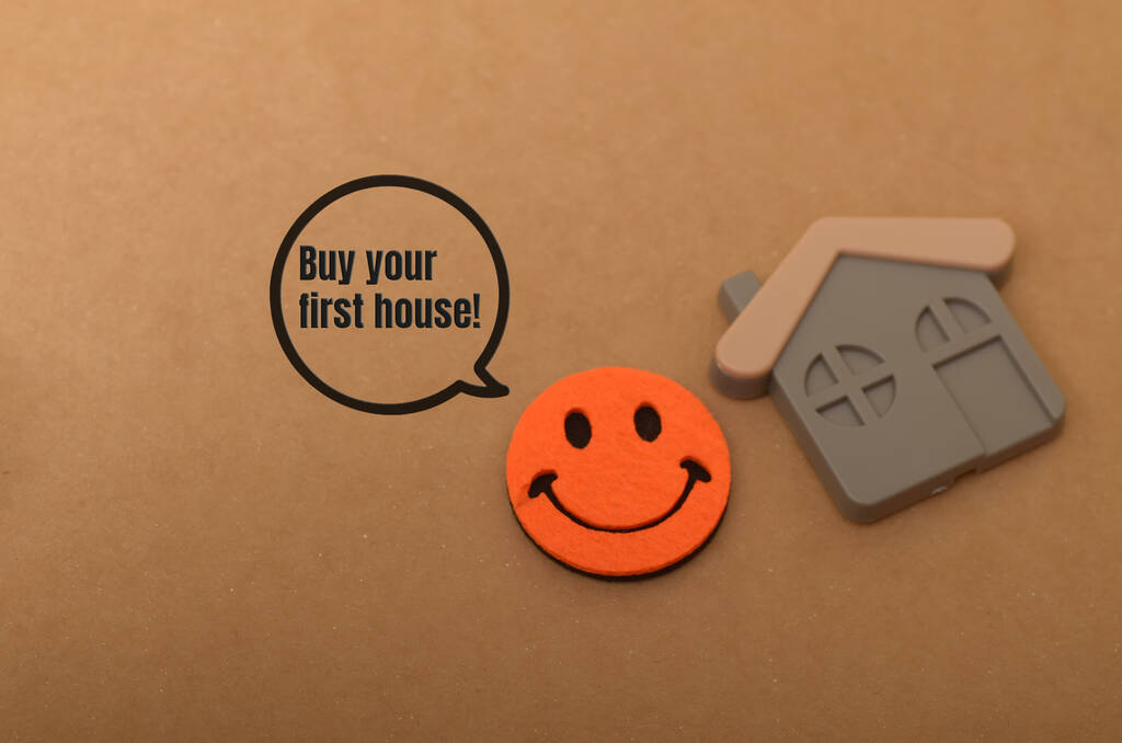 Jeunes primo-accédants devant immeuble parisien lors de l'achat de leur premier appartement