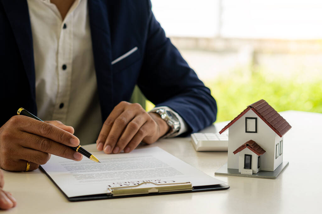Signature d’un contrat immobilier lors d’un achat de logement