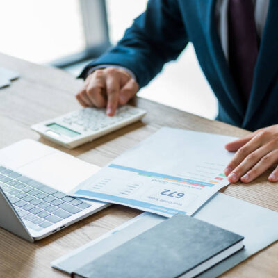 Analyse d’un dossier de financement immobilier avec documents bancaires et calcul de capacité d’emprunt à Paris
