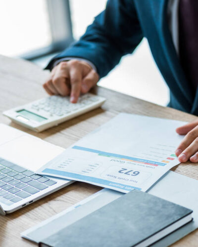 Analyse d’un dossier de financement immobilier avec documents bancaires et calcul de capacité d’emprunt à Paris