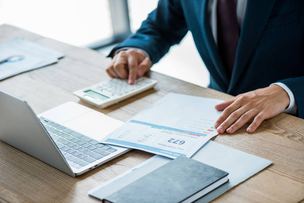 Analyse d’un dossier de financement immobilier avec documents bancaires et calcul de capacité d’emprunt à Paris