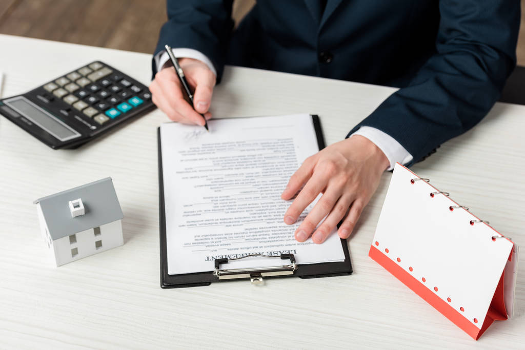 Décision de vente et calcul de la plus-value immobilière avec documents notariés