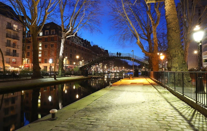 Canal Saint-Martin à Paris 10, ambiance nocturne et environnement urbain