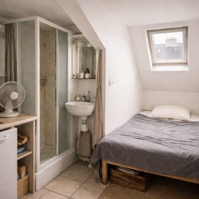 Petite chambre de bonne à Paris avec douche, lit une place et fenêtre sous combles
