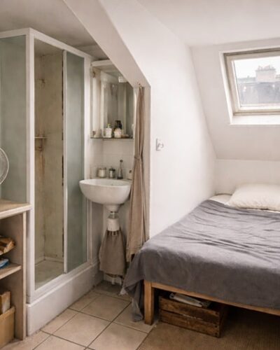 Petite chambre de bonne à Paris avec douche, lit une place et fenêtre sous combles