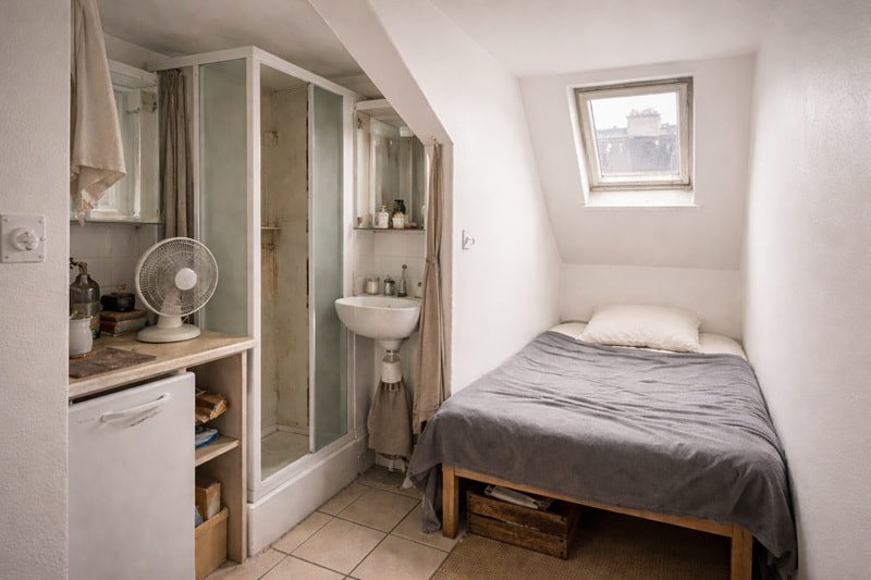 Petite chambre de bonne à Paris avec douche, lit une place et fenêtre sous combles
