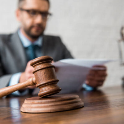 Juge examinant un litige immobilier lié à une clause pénale de compromis de vente