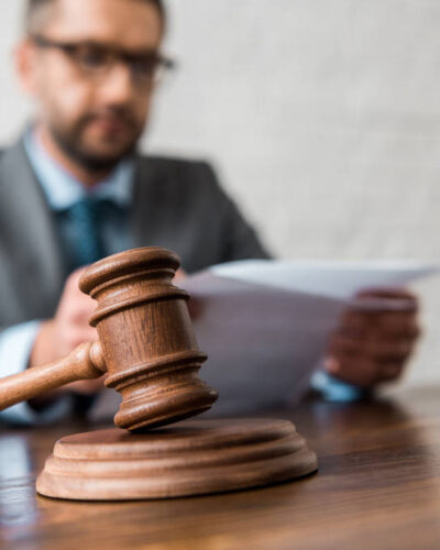 Juge examinant un litige immobilier lié à une clause pénale de compromis de vente