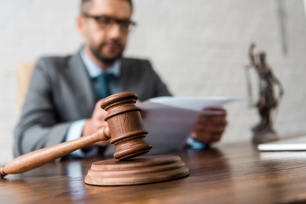 Juge examinant un litige immobilier lié à une clause pénale de compromis de vente